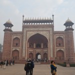 Beidzot esam iekšā! Ja nu kāds nav redzējis nevienu Tadžmahāla bildi, uzreiz pateikšu priekšā - šis nav pats Tadžs! Šie ir tikai vārti uz vareno monumentu. Starp citu, viens no iemesliem, kāpēc tādi vārti vispār bija vajadzīgi - pats Tadžmahāls nav baigi lielais, tāpēc, ja būtu atļauta apbūve apkārt tam, tas pazustu starp apkārtējām ēkām. Savukārt, ja būtu atstāts milzu tukšs laukums, no tāluma tāpat tas izskatītos niecīgs, tāpēc viltīgs risinājums - uzbūvējam apkārt mūri un vārtus, lai neviens neko neredz, tādējādi panākot to, ka apmeklētāji redzēs pašu galveno ēku tikai no tām vietām, no kurām to paredzēts aplūkot. Viltīgi! Vēl ātri gribu izmantot iespēju un pastāstīt, kāpēc pirms vārtiem ir milzu laukums (man aiz muguras ir vismaz vēl tikpat daudz brīvas vietas) - senāk, Mogulu impērijas laikā, visādi augstdzimušie uz pilīm un citām svarīgām ēkām brauca teju katru dienu, un, tā kā lielākā daļa no viņiem pārvietojās ziloņu mugurās, pie pilīm sāka veidoties sastrēgumi. Iedomājies?! Septiņpadsmitā gadsimta ziloņu sastrēgumi!!! Nu, lūk, tāpēc Tadžmahāla priekšā tika izveidots liels laukums, lai visi var ierasties, noparkot ziloņus, un doties iekšā. Nekādu sastrēgumu!