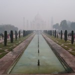 Urā! Tadžmahāls! Tāds, redz, izskatās varenais Tadžmahāla saullēkta skats. Visādi zinātāji gan zina teikt, ka mums vienkārši nepaveicās ar laikapstākļiem. Izklausās ticami! Labi, īsumā tad izstāstīšu, kas un kāpēc. Tātad, par Šahu Džahanu esam jau daudz runājuši iepriekš (viņš sabūvējis visus varenākos Mogulu Impērijas objektus - Lahoras fortu, Deli Sarkano fortu, vēl šito un to), un šis tad nu lūk ir viņa varenākais veikums - piemineklis/mauzolejs viņa mīļotajai (mīļākajai no visām) sievai! Visādās aptaujās un kur tik nē šī atzīta par visskaistāko ēku pasaule, šur tur tiek dēvēta pat par astoto pasaules brīnumu vai vienu no septiņiem modernajiem pasaules brīnumiem u.t.t.