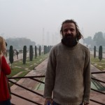 Obligātā bilde Tadžmahāla priekšā, manā gadījumā - ne pārāk veiksmīga, haha. Bet nav arī baigi viegli tādu uztaisīt, neskatoties uz to, ka esam pašā rīta agrumā, bildēties gribētāju te ir kaudzēm! Jāsagaida piemērots mirklis un mudīgi, mudīgi jābildējas. Tad - kā sanāk, tā sanāk. Otras iespējas nav! Mazliet vēl par Tadžmahāla vēsturi - tātad, Šaha Džahana trešā sieva - Mumtaza Mahāla ("Pils izredzētā" - tas nav viņas īstais vārds) - viņam bija vismīļākā no visām. Skaista, gudra un visādi citādi labākais sievas materiāls atbilstoši tam laikam. Diemžēl Mumtāza gāja bojā 37 gadu vecumā, dzemdējot Šaham četrpadsmito bērnu. Šahs to ļoti pārdzīvoja, runā, ka gadiem ilgi neesot smaidījis u.t.t. Lielo mīlestību un bēdas Šahs iemūžināja visskaistākajā ēkā, kāda jebkad redzēta - Tadžmahālā. Pašam gan dzīvīte beidzās cietumā, bet pat viņa cietuma kameras logi bija pavērsti pret Tadžmahālu, tā kā viņš varēja vismaz šādi būt kopā ar Mumtāzu līdz pat savai pēdējai stundai.