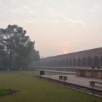 Re, re, saulīte arī jau tikusi pāri mūrim! Tas tikai tā, pierādījumam, ka nekas nav safabricēts, ka tiešām bijām Tadžmahālā līdz ar saullēktu.