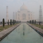 Būvējot Tadžmahālu, strādnieki ierastā bambusa vietā izmantojuši akmens stalažas, kuras izveidojušas milzu ēku, kas, protams, bijusi pat lielāka nekā pats Tadžmahāls, un tad tur iekšā lēnām arī rušinājuši. Leģenda klīst, ka stalažas bijušas tik lielas (vajadzēja tūkstoti ziloņu, lai atgādātu materiālus), ka būtu nepieciešami vairāki gadi tam vien, lai tās noārdītu un aizvestu prom, tāpēc Šahs Džahāns izdomājis viltīgu plānu - paziņojis, ka no stalažām savākto materiālu visi, kas to noārdīs, drīkst paturēt sev. Un vienas nakts laikā ieradušies zemnieki un visu izvazājuši pa mājām savām celtniecības vajadzībām.