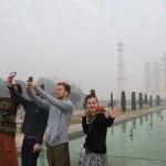 Re, kā top tie slavenie Tadžmahāla selfiji, haha. Neviens uz pašu ēku nemaz neskatās, galvenais, lai skaisti selfiji!