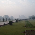 Reku skaistie Tadžmahāla dārzi. Jā, jā, nav baigi skaistie, jo viss miglains. Bet, zini, ārpus Tadža mūriem viss ir netīrs, izkaltis un trokšņains, tā kā pat miglains un ne pārāk zaļš (sausā sezona?) dārzs ir gana skaists izslāpušām acīm! Dārzs izveidots pēc labākajām islāma tradīcijām - četri ūdens kanāli (paradīzes upes) sadala dārzu, visi plūstot uz centrālo strūklaku vai baseinu. Tā islāmā izskatās paradīze. Un Džahāns savai mīļotajai Mumtāzai negribēja neko mazāk kā pašu paradīzi. Starp citu, kad bija laiks meklēt arhitektu pašam Tadžmahālam, tam apkārt esošajām ēkām, dārziem u.t.t., protams, netika taupīta neviena rūpija, lai tikai iegūtu pašu labāko arhitektu pasaulē! Nekur gan tālu nebija jāmeklē, jo Džahanam, kā reizi, kabatā bija arhitektūras zinātņu diploms un diezgan pieklājīgs CV ar ievirzi monumentālu celtņu projektēšanā. Tā kā, jā, viņš šito visu brīnumu saplānoja pats!