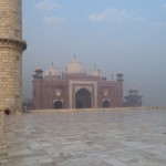 Kā jau visiem pieklājīgiem musulmaņu mauzolejiem, arī Tadžmahālam blakus ir maza (tas ir, maza, salīdzinot ar galveno ēku) mošejiņa. Tā joprojām darbojas, un piektdienās notiek lielās lūgšanas, tāpēc katru piektdienu Tadžmahāls ir apmeklētājiem slēgts, visa teritorija atvēlēta tikai lūgtie nākošajiem.