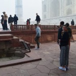 Tā kā Tadžmahāla uzturētājiem ar savu piektdienas noteikumu droši vien ir nācies apbēdināt vairākus tūristus, viņi arī panāk mazliet pretī un atvieglo nabaga bālģīmju grūtības - apmeklējot mošeju, nav jānovelk apavi. Pietiek ar vienreizlietojamo bahilu uzvilkšanu. Tādā ierastā indiešu garā, nekādas cieņas pret reliģiju un tradīcijām. Taisnības labad jāpiemin, ka, iespējams, bahilas paredzētas paša Tadžmahāla (un arī mošejas) grīdas seguma (marmora) saglabāšanas nolūkam, tomēr gana daudz zābaku pa to zemi staigā.