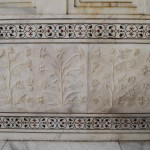 Visapkārt visam Tadžmahālam gar apakšējo malu izvietotas šādas marmora plāksnes ar ziediem. Drausmīgi daudz plākšņu, drausmīgi daudz ziedu. Runā, ka Tadžmahāla celtniecībai un dekorēšanai bija sasaukti visi labākie meistari no visas valsts, kopā ap 20 tūkstošiem vīru, kas bez pārtraukuma strādāja visu būvniecības laiku (apmēram 12 gadu). Tas droši vien sanāk pat dārgāk nekā dienvidu tilts! Un vēl par puķēm - tādas puķes īstajā dabā nepastāv. Visādi zinātnieki izfunktierējuši, ka Šahs Džahāns turpinājis savu apsēstību ar paradīzi (un Mumtāzas nonākšanu tajā) arī šeit, tāpēc pats izdomājis puķes, jo, nu, paradīzes puķēm nav jāatbilst nekādiem parastās pasaules dabas kritērijiem. Paradīzes puķēm arī uz viena kāta var augt dažādu sugu ziedi. Paradīzes puķes var būt arī absolūti simetriskas (vēl viena Džahana apsēstība - simetrija)!