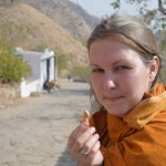 Karīnai sākumā no makakiem bija bail, bet re, kā saņēmusies, tūdaļ ies un katram iešķiebs pa riekstiņam.