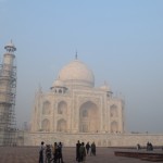 Re, Tadžmahāls no sāna. Arī šeit viss ir simetrisks. No visām pusēm ēka izskatās pilnīgi vienāda! Izstāstīšu vienu noslēpumu - Tadžmahāls patiesībā ir sarkanā smilšakmens ķieģeļu ēka, nevis marmora. Baltais marmors izmantots tikai plāksnēm, ar ko pabeigtā ēka apšūta. Krāpniecība! Vēl mazliet par minaretiem - visi četri (protams, simetriskie) minareti ir mazliet sašķiebušies uz ārpusi, katrs uz savu debespusi. Tā nav ģeoloģiska nelaimīte, tā tas bija jau sākotnēji paredzēts plānā - ja nu gadījumā uznāk lielā zemestrīce (pret mazajām Džahāns bija nodrošinājies ar visādiem arhitektoniskiem risinājumiem), lai tie minareti gāžas, uzbūvēsim jaunus, bet, lai gāžas uz ārpusi un nesabojā galveno ēku ar visām mīļākās sievas atliekām!