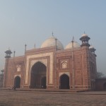 Pirms pamest Tadžmahālu, atgriezīsimies vēlreiz pie mošejas. Parasti mošejās visi ir vienlīdzīgi tā kunga priekšā, visiem pienākas vienādas lūgšanu vietas (protams, tie, kuri ierodas pirmie, dabū tās labākās, tuvākās imamam), visi vienādā augstumā, bet - ne šeit. Redzi mazās durtiņas labajā pusē? Pa tām lūgties gāja Džahāns, kad ieradās Tadžmahālā pasērot par aizgājušo sievu. Kamēr visi pārējie gāja pa galvenajām durvīm, Džahānam bija pašam sava, ar marmora ekrānu atdalīta no visiem pārējiem istaba, kurā viņš varēja būt vienlīdzīgs ar pārējiem mazliet vairāk nekā citi.