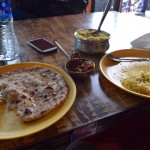 Agra ir briesmīga pilsēta. Nu, ne ar ko ne briesmīgāka par, piemēram, Deli, bet vienalga briesmīga. Lai tiktu prom no turienes, nācās trīs reizes izmantot tuktuka pakalpojumus, nonākt divās dzelzceļa stacijās, kurās tā arī pie biļetēm netikām, un beigās nogurumā un bezspēkā ļauties, lai mūs kārtējais tuktuks aizved pie oficiālās un visādi citādi godīgās "tūrisma aģentūras", kur samaksāsim milzu naudu par "VIP" autobusu, lai tikai tiktu atpakaļ uz Deli, un miers. Tuktuks, protams, par to saņem komisiju. Vēl komisiju saņem uz ielas uzrunātais vīriņš, kurš ierāda mums dārgu ēstuvi tepat netālu no "tūrisma aģentūras". Tā kā drīz jau autobusa izbraukšanas laiks, un tuvumā nekādu strītfūdu vai citas ēstuves neredzam, turklāt joprojām esam noguruši no agrās celšanās, karstuma un miljons tuktukiem, ļaujamies apkrāpties un par dārgu naudu paēdam ne visai garšīgu ēdienu. Incredible India.