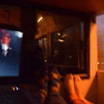 Atkal slikta bilde, bet gribu parādīt, kā veiksmīgi ielēcām autobusā teju pirmie, un aizņēmām vislabākās vietas - pašā priekšā! Kājas var izstiept pilnīgi taisnas, turklāt no gaiteņa (nu, tas koridors starp krēsliem, kas ir visos autobusos) mūs atdala durvis/aizslietnis. Gandrīz kā privātā kupeja, jess! Ja ne milzīgā kratīšanās, varētu pat nolūrēt kādu filmu!