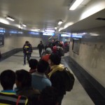 Nākamais rīts Deli. Izrādās, mūsu mīļākā metro stacija "New Delhi" darba dienu rītos ir diezgan populāra. Lai tiktu pie vilcieniem, pirms tam jāizstāv drošības pārbaudes rinda, kur formās tērpti ļaudis pavirši pārbauda somas un apģērbu. Vīriešiem rindā jāstāv kādas 30-40 minūtes, nepārspīlējot. Sieviešu rinda tikmēr ir tukša - viņas taču mājās pie plīts, ko viņām rīta agrumā darīt metro? Bet abas rindas apvienot - nē, tas nav iedomājams. Labāk, lai vīri gaida pus stundiņu, kur viņiem jāskrien. No otras puses, laikam jau tā arī ir prātīgāk. Nez ko šitie mežoņi sadomātu, ja varētu stāvēt pietiekami tuvu svešām sievietēm.