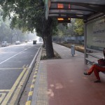 Kāpēc vispār tik agri lietojam metro - jo jānokļūst Mjanmas vēstniecībā, jāpiesakās vīzām. Bet vīzu galdiņš Mjanmas vēstniecībā ir atvērts tikai stundu, tā kā jātrāpās diezgan precīzi. Precīzi arī trāpījām, bet izrādījās, ka pirms iesniegt dokumentus vīzai, pirms tam jānoglabā nauda (jā, tieši tā, nevis jāpārskaita, bet jāatstāj bankā un pretī jāpaņem tāds kā čeks, ar kuru vēstniecības ļaudis pēc tam varēs naudu atkal savākt). Labi, ka pie vēstniecības bija arī vācu meitene, kura prata mums paskaidrot, kas un kā, jo pati jau vienreiz neveiksmīgi nākusi uz šo procedūru. Nu, līdz ar pēdējo minūti paspējām iesniegt un rīt jau esot jānāk pakaļ vīzām. Lieliski! Tagad pastāstīšu, kāpēc sēžam autobusa pieturā, nevis metro - jo man somā ir nazis. Tas pats nazis, ar kuru jau neskaitāmas reizes esmu braucis visdažādākajos transportos, bet šoreiz, redz, nedrīkst. Un tikko sāku strīdēties pretī, man no muguras pienāk kungs ar automātisko ieroci, kas manus argumentus padara invalīdus. Autobuss it is!