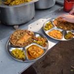 Lai cik arī lēti (ja nemaldos 30 rūpijas = ~45 centi par vienu ēdienu) un aizdomīgi, viņu pasniegtais Thali bija ļoti garšīgs. Un, re, arī izskatīgs!