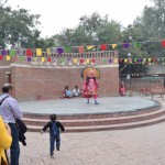 Tirdziņā notiek arī bezmaksas performances. Protams, priekšnesuma beigās, skatuvītes priekšā tiek nolikts ziedojumu trauks, kas ir tikai godīgi, jo, šķiet, ka tas ir vienīgais mākslinieku ienākums. Turklāt skatuves īres cenas ir diezgan augstas, tā kā māksliniekiem jāpacenšas kārtīgi, lai ziedojumi nosegtu izdevumus! Šajā izrādītē ķēmi rozā tērpos drausmīgi aktīvi un atraktīvi danco. Es viņus saucu par ķēmiem, jo nezinu, kas tie ir domāti. Šis tā kā bišķi izskatās pēc ziloņa, bet noteikti ne pēc tāda kā Ganeša.