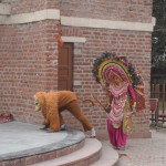 Skatuves mākslinieki pa brīdim mainās, jo tas, ko viņi tur rāda, izskatās tiešām nogurdinoši. Tagad uzstāsies ķēms ar oranžu seju un lauva. Nav tā, ka katram ir atsevišķs priekšnesums, viņi visi darbojas kopīgi un stāsta vienu stāstu, kuru es līdz galam tā īsti nesapratu, bet izskatījās pēc cīņas starp labo un ļauno. Kā parasti.
