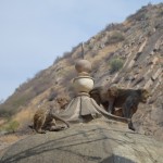 Reku vēl viena ģimenīte. Sasēduši uz tempļa spicītes. Vispār, atgriežoties pie paša tempļa - lai gan tas aiz mērkaķīšiem nobīdījies otrajā vietā apskates vietas svarīgumā, vietējiem svētceļniekiem tas ir gana svarīgs, un, jāatzīst arī gana iespaidīgs, ko gan ir grūti pamanīt, jo tādiem ziemeļniekiem kā mēs, vairāk gribas skatīt tieši mērkaķīšus.