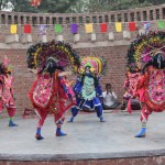 Stāsts tuvojas noslēgumam, tāpēc aktīvi piedalās visi tēli, tikai lauva kaut kur pazudis. Vispār izskatās, ka zilais ir ļaunais varonis, bet sarkanie labie. Ievēro arī instrumentālistus priekšnesuma fonā. Jā, viss notiek ar dzīvo mūziku!