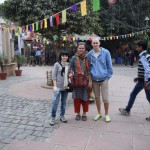 Vispār, nekādi nedrīkst aizmirst faktu, ka Dilli Haat apmeklējām kopā ar ceļotājiem (un blogotājiem) no Latvijas Unu un Kasparu. Par viņu piedzīvojumiem mierīgi vari lasīt http://wearefromlatvia.com/ (angliski) un http://unaspasaule.lv/ (latviski). Turklāt atšķirībā no mums, sliņķiem, viņi raksta ne tikai par saviem piedzīvojumiem, bet arī dalās praktiskos padomos, stāsta par citiem ceļā satiktajiem ceļotājiem u.t.t. Ja nu par šādiem ļaudīm nebijāt dzirdējuši, noteikti iesaku iečekot viņu blodziņus. Bet gan jau, ka viņi tāpat jums pazīstami, un es te tikai lieki dzesēju taustiņus.