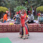 Pirms doties tālāk, ieskats vēl Dilli Haat mazās skatuvītes priekšnesumā. Šie ļaudis gan izskatās jau noguruši no saviem pienākumiem, un ļaužu izklaidēšanu uztver tikai un vienīgi kā darbu. Nu, lai jau būtu, vienalga inčīgi.