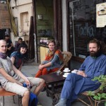 Nākamajā dienā atkal satiekamies ar Unu un Kasparu. Kad mūsu ūdens vārāmā kanniņa salūzusi, bet bez kafijas nekādi nevaram pamosties, dodamies uz vienīgo civilizēto vietu visā Pahar Ganj rajončikā, kur var dabūt īstu (ne šķīstošo) kafiju. Una un Kaspars ieradušies Deli pavisam nesen, plāno paceļot pa Indiju kopā ar saviem vecākiem un pēc tam nobāzēties uz kādu laiku Goa - par to visu varat izlasīt viņu blogos. Vispār viņi ir baigie naži, jo ilgtermiņa ceļojumā dodas jau otro reizi. Mēs tik tādi iesācēji vien esam, hehe.