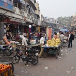 Viens otrs sarauc pieri par maniem izteikumiem par "civilizētām" un "necivilizētām" vietām, jo visi taču esam cilvēki u.t.t. u.t.t. Tāpēc uzreiz parādīšu, kāds skats paveras apkārt Tadkai. Nu, kā tu nosauktu šādu vietu? Un tagad paskaties iepriekšējā bildītē - viss tīrs, skaistas krūzītes, etc. Necik nejūtos vainīgs par izvēlēto leksiku, hehe. Šeit vēl jāpievērš uzmanība baltajam balonam - nez no kurienes tāds uzradies un visiem tirgotājiem uzlabojis dienu. Viens pēc otra vīri sit to gaisā un priecājas kā bērni!