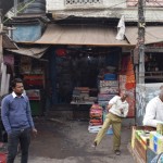 Paskat, paskat, vīriņš nupat uzmaucis pa balonu, tik priecīgs! Savukārt jaunēklis zilajā džemperī izskatās notverts ārkārtīgi emocionālā brīdī, hehe.