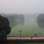 Šis, lūk, ir iepriekš minētais vēsturiskais piemineklis - Hauz Khas, kas latviski nozīmē apmēram Karaliskā Tvertne/Cisterna (Royal Tank). Kaut kad divpadsmitajā gadsimtā, kad šī vieta ne tuvu nebija Deli, viens no vietējiem valdniekiem (Alajs) izdomāja, ka viņa nupat uzceltajai pilsētai Siri nepieciešams ūdens, tāpēc izraka lielu dīķi. Lietus sezonās tas piepildās ar ūdeni, un pēc tam visu gadu pilsētniekiem ir, ko dzert. Mūsdienās, šķiet, tāds triks vairs neietu cauri.