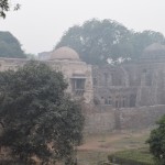 Pēc Alaja nāves, rezervuārs tika pamests, bet vēl pēc simts gadiem cits valdnieks - Šahs Ferozs - to atkal atjaunoja, un pat skaistā vietā blakus ūdenskrātuvei uzbūvēja sev mauzoleju, lai ir, kur pēc nāves nosnausties. Mauzolejs ir tas, kas paslēpies aiz koka kreisajā pusē. Kas ir tie pils pārpalikumi labajā - nezinu. Piedodiet jel. Un vispār šoreiz nemaz neatvainošos, ka bildes tādas sliktas un nekrāsainas, jo tā itin nemaz nav mana vaina, bet gan Deli pārvaldītāju un viņu smoga vaina!