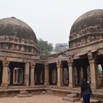 Vēl viens kompleksa objekts - trīs kupolu ēka. Neviens īsti nezina, kam tāda bija paredzēta - viens saka, ka tās ir kapenes, bet iekšā nav atrasts neviens līķis, otrs, ka koledžas auditorija, bet tik lielas auditorijas taču nemēdz būt. Neskatoties uz to, ka neviens nezina, kam tā domāta, šķiet, ka šī ir vislabāk saglabājusies no visām!