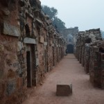 Visādi tunelīši un gaitenīši, inčīgi! Man gan laikam vienīgajam inčīgi, pat neskatoties uz to, ka nezinu, kas un kāpēc, jo visi citi apmeklētāji sagrupējušies pa bariņiem un čillo zālītē vai vazājas pa blakus esošajiem modernajiem restorāniem.