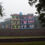 Turpat aiz žoga uz Feroza kapenēm noraugās raibās mājas iedzīvotāji.