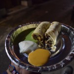 Tā kā visi tuvējā apkārtnē piedāvātie Momosi izrādījās pārāk dārgi mūsu budžetam, izvēlējāmies pusdienās notiesāt pa šavarmai. AR GAĻU! Lētajās strītfūda iestādēs parasti nekas tāds netiek piedāvāts, bet te - īsta vistas gaļa! Lai gan salīdzinoši lētāk (65 naudas), ēdiens ir negodīgi mazs, un izsalkuma sajūta tā arī nepāriet. Bet garšīgi, un vēl tās krāsainās mērcītes, mmm...