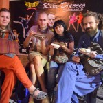 Re, mūsu restorānā ir pat krēsli! Labu apetīti, biedri!