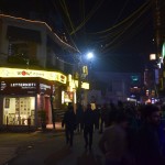 Paskat, paskat, cik daudz ļaužu apgrozās gar glaunajām spīdīgo izkārtņu vietām! Kur cieņa pret kultūru un vēsturi? Kālab neviens nav Hauz Khas kompleksā? Eh, jaunatne...