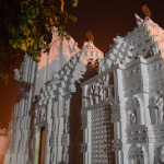 Izrādās, ka patiesībā tas ir Džagannāta (kārtējais hinduistu dievs; tiešā tulkojumā nozīmē "visuma radītājs", un patiesībā ir dieva Višnu viena no formām vai arī Višnu avatāra Krišnas viena no formām - droši vien var izvēlēties to skaidrojumu, kurš konkrētajā brīdī ērtāks) templis. Un tie ķēmiņi iepriekšējā bildē ir Džagannāta attēlojumi. Un, tici vai nē, nupat, gūglējot visu ko par Džagannātiem, atklāju, ka Rīgā, Čaka ielā ir tējnīca/konditoreja, kura saucas "Džagannat". Esot veģetāra virtuve. Aizejiet, lūdzu, kāds paskatieties, kas tur iekšā notiek, pēc tam uzrakstiet un pastāstiet, labi?