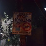 Joprojām turpinās ceļš uz metro, un beidzot, beidzot, izrādās, ka Deli ir arī kāds prātīgi domājošs cilvēks/organizācija. Ieguldījuši savus resursus, lai informētu psihos indiešus, ka tas nav ok. Pirms biju bijis Indijā (un Pakistānā) nevarēju iedomāties, ka pīpināšana, tā tiešām var būt īsta problēma. Bet tas tiešām, tiešām ir tracinoši, neviens klusuma brīdis! Starp citu - citu dienu bija viena tāda reize, kad uz galvenās bazāra ielas pie mūsu mājām iestājās klusums! Apmēram 15-20 sekundes nebija neviena auto trokšņa, nevienas pīpināšanas, nekā! Pirmās dažas sekundes bija tāds kā šoks, jo nevar saprast, kas notiek. Klusums (vai drīzāk troksnis, kas nepārkāpj ārprāta robežas) tiešām šeit ir liels retums!