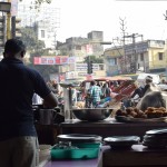 Pirmajās Varanasi brokastīs ēdām dosu, bet to jau parādīju iepriekšējā nedēļā, centīšos neatkārtoties. Jāskatās, tātad, ir uz govi. Nezinu, vai tā labi var saskatīt, bet reku tur, labajā pusē, bišķiņ virs kotletēm ir redzams govs dupsis. Kamēr ēdam dosas, govs atnāk, nostājas tieši ēstuves ieejā. skatās apkārt un nekust ne no vietas, kamēr ēstuves saimnieks pacienā ar maizi. Tikko maize novicota, govs apgriežas un aiziet. Pieņemu, ka uz nākamo restorānu. Kaut kāds rekets!!!