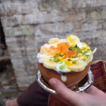 Reku Karīnas Banānu, Mango un neatceros kā vēl lassi. Vispār Blue Lassi Shop ir ļoti apjomīgs menu, kur vari izvēlēties kādas 100 garšu kombinācijas. Un, jā, gan stāvēšana rindā, gan sēdēšana uz jumta maliņas, gan nepieklājīgi augstās cenas maksāšana par to, tiešām ir tā vērts! Tiešām pats labākais lassi, kādu man nācies baudīt! Noteikti pamēģiniet, labi? Starp citu, Varanasi ir pieejami arī pilnīgi legāli "Bhang lassi" iestādījumi. Bhang nozīmē, ka dzērienā bez jogurtiņa un garšvielām ir arī dažādi kaņepju izstrādājumi. Mēs gan tādus nepamēģinājām, jo esam spītīgi anti-narkotiku personāži.