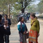Parkā drīkst doties tikai džipiņā (vai uz ziloņa muguras) un tikai gida (reindžera) pavadībā. Ziloņi startē tikai pavisam agri no rītiem, bet mēs ar savu ilgo braukšanu un pārsēšanos esam ieradušies tikai mazliet pirms pusdienlaika, kas nozīmē, ka stundiņa būs jāpagaida, kamēr visi reindžeri papusdienos, un tad varēsim doties degunradžu medībās! Tikmēr jāsabildējas ar vietējiem indiešiem. Sen šo nebijām pieredzējuši! Indieši jau parasti diezgan pieraduši pie tūristiem, tad tā selfijošanās izpaliek, bet te atkal sākās no jauna!