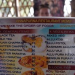 Ja jau reindžeri pusdieno, tad mēs arī. Pie pašas parka ieejas ir restorāns ar brīnišķīgu ēdienkarti. Nezinu, vai to drīkst saukt par ēdienkarti, jo saimnieki diezgan specifiski norādījuši, ka tas ir "Restaurant Memo". Varbūt tas drīzāk ir kāds memorands? We take order of foods! Un vispār palasi memorandā atrodamos ēdienus. Re, kā iztulkojuši! Tā, lai visi saprot, kas ir kas, haha.