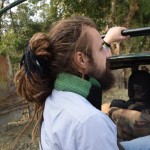 Tā, varam doties piedzīvojumā! Esmu patīkami pārsteigts, ka džipiņam nav jumta. Es biju domājis, ka tas būs apmēram tāds džipiņš, kāds brauc uz Dārdžilingu, bet nekā - mums uz diviem pienākas pašiem savs, privātais džipiņš, turklāt bez jumta! Īsts safari!