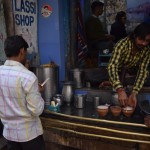 Te arī notiek visa maģija - visus neskaitāmos lassi uzkuļ viens pats vīriņš uz viena paša lievenīša. Labi, otrs vīriņš mizo mango un zemenes un vēl trešais lasa avīzi. Starp citu, viens no viņiem, nezinu, kurš, ir oriģinālā īpašnieka mazdēls, un vispār visa operācija bez izmaiņām darbojas jau vairāk nekā 90 gadus.