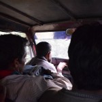 Braucam atpakaļ. Šajā džipiņā mierīgi var sakāpt daudz, daudz vairāk cilvēku nekā tikai desmit. Re, pat priekšējā rindā sēž jau pieci! Turklāt izskatās, ka pats džipiņš ir saglabāts no Britu Impērijas laikiem, viss vienos caurumos, slēdžu un kloķu vietā kaut kādi striķīši un vadiņi, kā nu mācējuši, tā saremontējuši. Starp citu, tas džeks, kura galva ir bildes labajā pusē, tas nemaz nav džipiņa vadītājs, neskatoties uz to, ka viņš sēž tieši aiz stūres.