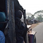 Džipiņa vadītājs ir pa pusei ārā no auto, un ar kreiso kāju knapi var aizsniegties līdz sajūgam. Tāds, lūk, sabiedriskais transports, hehe.