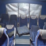 Pēdējā brīdī, lai paspētu uz savu Imphalas autobusu, esam nonākuši atpakaļ Gauhātī. Re, kāds mums autobuss. Jā, tādā pavadīsim apmēram 12 stundas, hehe. Šobrīd vēl to nezinu, bet aizmugurējā loga vietā esošā skārda plāksne visu nakti locīsies un grabēs. Bet tas arī vēl nav vienīgais un lielākais miega traucēklis. Vairāk gulēt traucē tas, ka uz katras bedrītes nokrīt krēsla sēžamā daļa. Un bedrīšu te ir daudz!