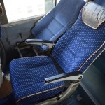 Šis jau gan ir pirmdienas rīts, bet gribu vēl pabeigt reportāžu par Imphalas autobusu. Tādi no rīta izskatījās mūsu krēsli. Karīna kaut kādā brīdī pārvācās sēdēt citu, kur krēsls mazāk krīt nost, es savējo kaut kā pamanījos nosargāt, bet vispār kopumā gulējuši neesam necik. Ne tikai interjers, bet arī piekare un viss pārējais tehniskais stāvoklis ir zem katras kritikas. Sēžot aizmugurējās rindās un braucot pa kalnainajiem ziemeļaustrumu ceļiem, lēkāšana bija šausmīga, un pēc katras palēkšanās jācenšas notrāpīt atpakaļ uz sēžamvirsmas, un jāpamanās nosargāt, lai sēžamvirsma neaizskrien kaut kur prom, citādi sanāk piezemēties uz kaut kādām metāla konstrukcijām. Es varbūt brīžiem izklausos pēc baigā švīta, bet patiesībā man ir diezgan zemas prasības pret komfortu. Bet šis! Šis ir daudz, daudz par traku pat priekš manis! Nākamreiz es tiešām apsvērtu lidošanu vai braukšanu taksī.