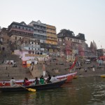 Pats svarīgākais - Dashashwamedh - gāts. No laiviņas! Jā, mēs, tāpat kā visi godīgi Varanasi apmeklētāji, izbraucām pa Gangu ar laiviņu. Par to samaksājām 200 naudas (ap 3 eiro), kas nav ne īpaši lēti, ne arī dārgi, tomēr pats interesantākais ir vienošanās ar laivu saimniekiem par cenu. Viņi ir jau izstrādājuši algoritmu, kā runāt ar ārzemniekiem - apskata, cik maksātspējīgs, un tad piedāvā cenu, kuru vēl var nokaulēt. Tā kā izskatāmies pēc netīriem nabagiem, nevis īstiem rietumniekiem, mums parasti jau sākuma cena nav pārāk augsta - ap 300 rūpijām. Kad sakām ierasto "no no no no", vīrs vaicā pretjautājumu: "How much you pay?" Tad sākas trika galvenā daļa - tā vietā, lai teiktu par sākuma cenu zemāku ciparu, piemēram, tos pašus 200, sakām, piemēram, "500 rupees". Nabaga indietim, kurš pieradis tikai pie viena tirgošanās/kaulēšanās algoritma, pilnīgi uzkaras smadzenes. Pēc īsas apdomāšanās viņš saka: "No! 250!" Tā kā būtībā vienalga, ko tu viņam piedāvā - vairāk vai mazāk, indieša cena tāpat lēnām ies pa solītim uz leju, hehe.