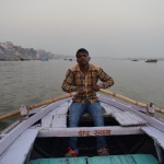 Mūsu airētājs gan izrādījās pats slinkākais pasaulē. Nuja, un nav jau iemesla censties - maksājam taču par laiku, nevis attālumu. Paairējas kādu pus minūti, tad dažas minūtes atpūšas. Un visu laiku rāda tādu seju, it kā viņam būtu tik grūti, tik grūti! Bet tas viss ir sīkums, jo viņš puslīdz pieprata angļu valodu, līdz ar to varēja atbildēt uz visiem mūsu muļķīgajiem jautājumiem par nabadzīgo indiešu sadzīvi un hinduismu. Forši!