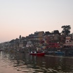 Tā, lūk, Varanasi Gangas piekraste izskatās no laivas. Mēs gan laikam atkal trāpījāmies sliktā sezonā, viss tāds dūmakains, neko tālu nevar redzēt!
